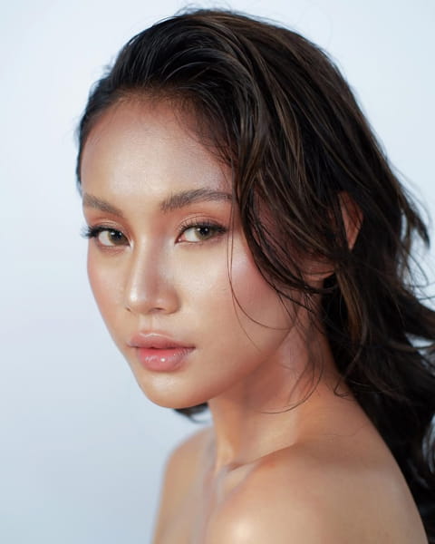 Regular makeup look