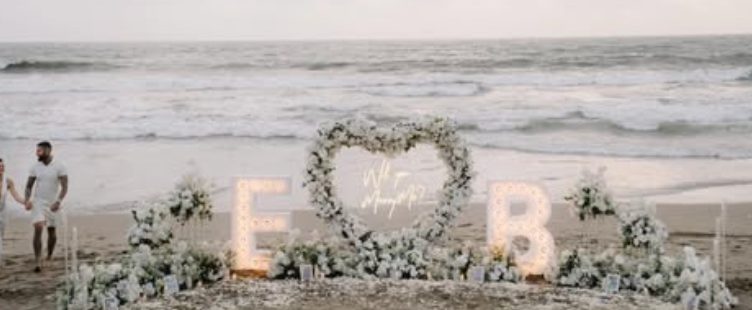 Heart / Round "Marry Me" Light-Up proposal setup in Bali, photo 4